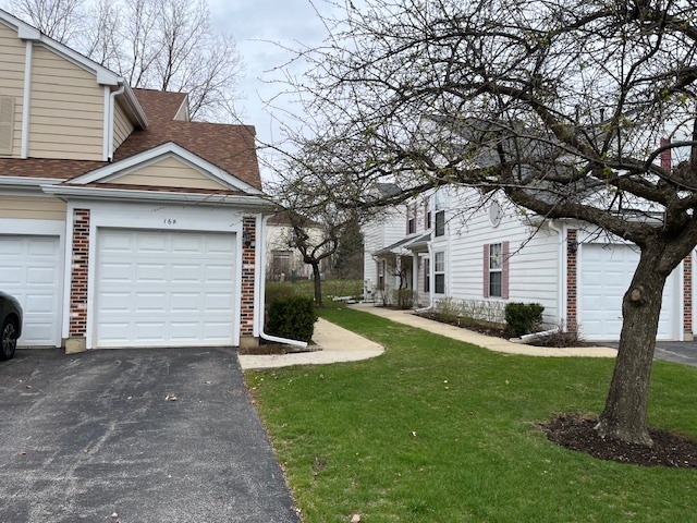 16 Tyler Ct in Streamwood, IL - Building Photo