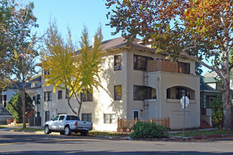 1030 V St in Sacramento, CA - Foto de edificio - Building Photo