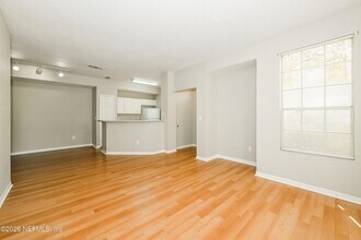 13700 Richmond Park Dr N, Unit 301 in Jacksonville, FL - Foto de edificio - Building Photo