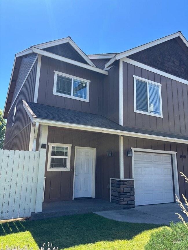21035 Carl St in Bend, OR - Building Photo - Building Photo
