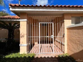 120 Yucca Ave in McAllen, TX - Foto de edificio - Building Photo