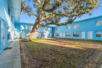 Courtyard Apartments in Jacksonville, FL - Foto de edificio - Building Photo