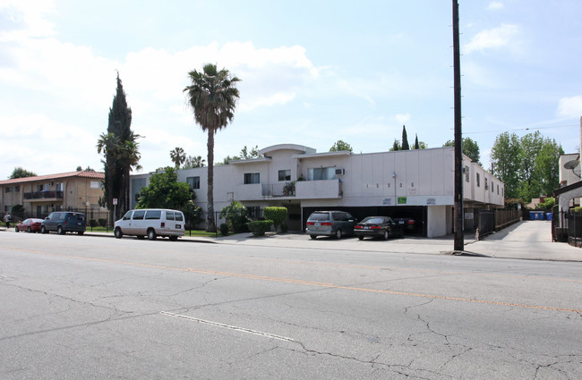 Vanowen Villas in Van Nuys, CA - Foto de edificio - Building Photo