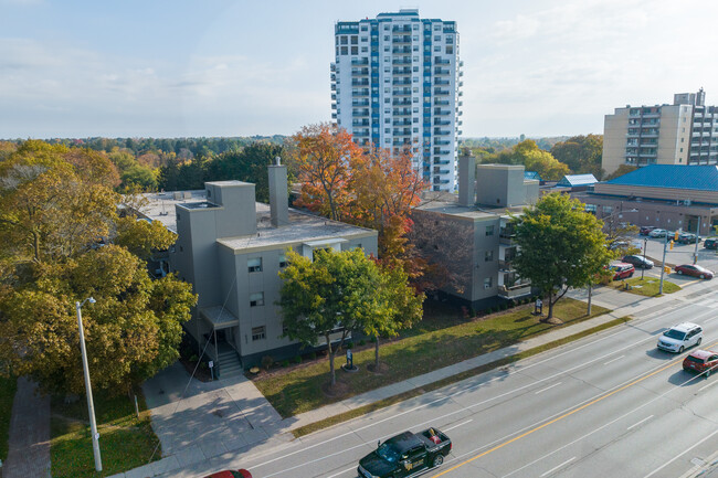 Driftwood Apartments in Guelph, ON - Building Photo - Building Photo