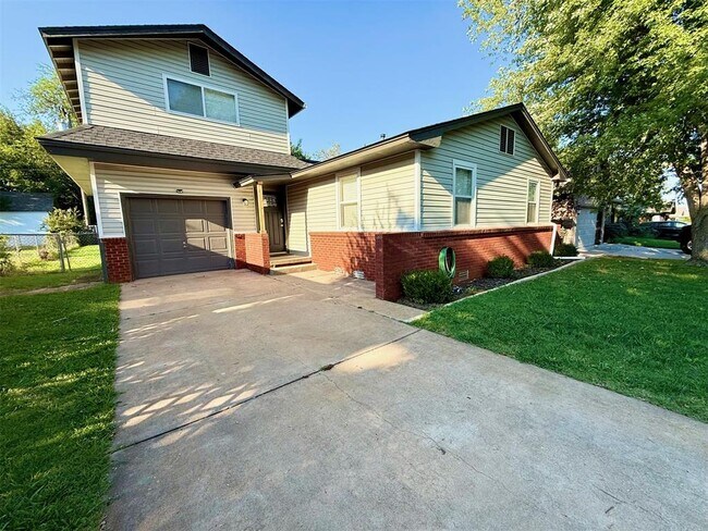 property at 809 E Mosier St