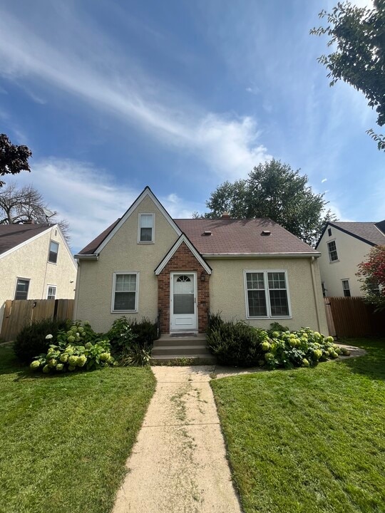 6037 4th Ave S in Minneapolis, MN - Foto de edificio