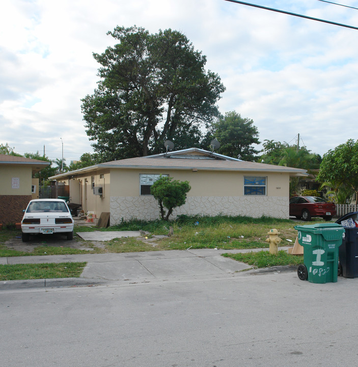 10810 SW 7th St in Miami, FL - Building Photo