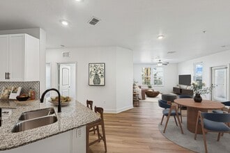 The Courtney at Universal Boulevard in Orlando, FL - Foto de edificio - Building Photo