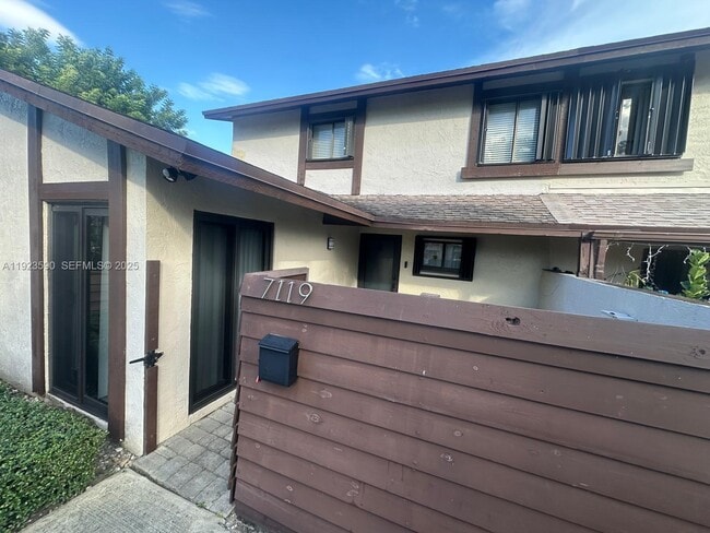 7119 SW 105th Ct in Miami, FL - Foto de edificio - Building Photo