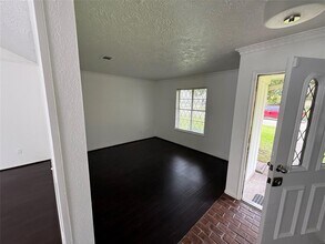 2206 Round Lake Dr in Houston, TX - Building Photo - Building Photo