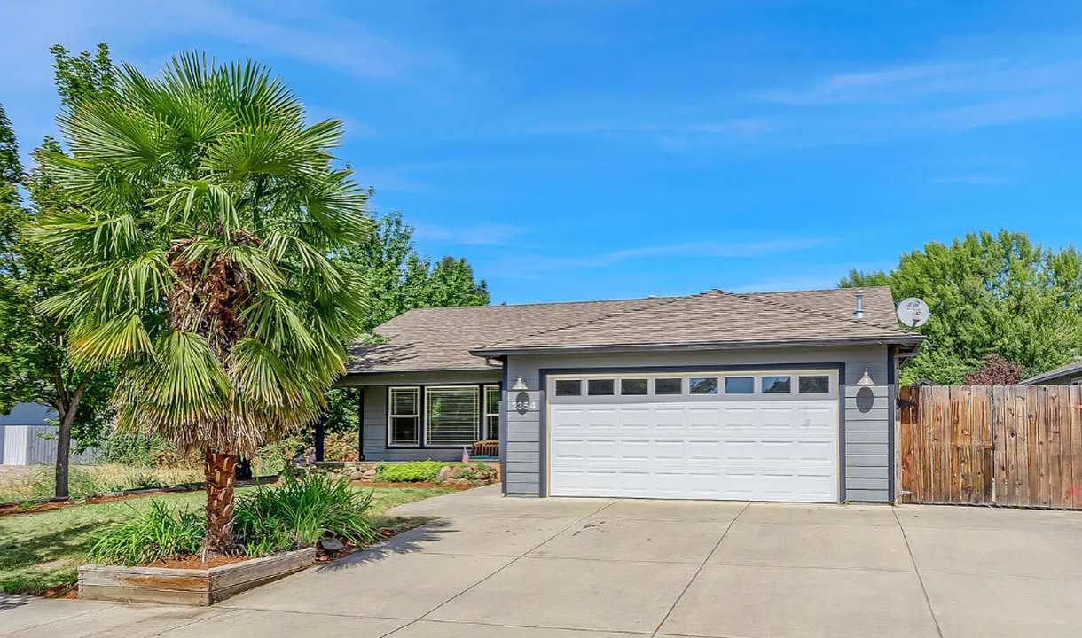 2354 Stonefield Way in Medford, OR - Building Photo