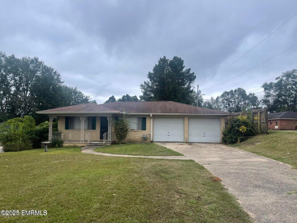 4929 Poplar Springs Dr in Meridian, MS - Foto de edificio