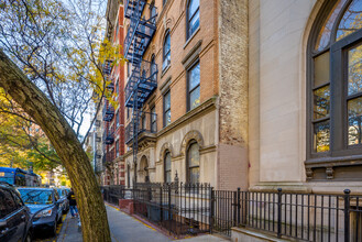 332 E 67th St in New York, NY - Foto de edificio - Primary Photo