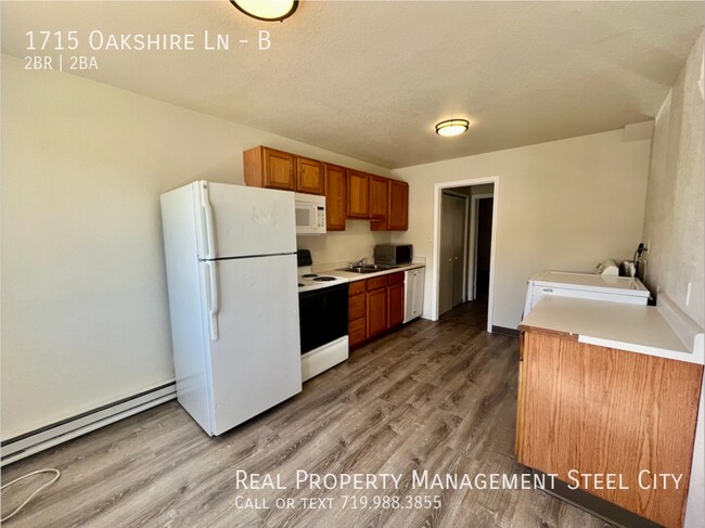 property at 1715 Oakshire Ln