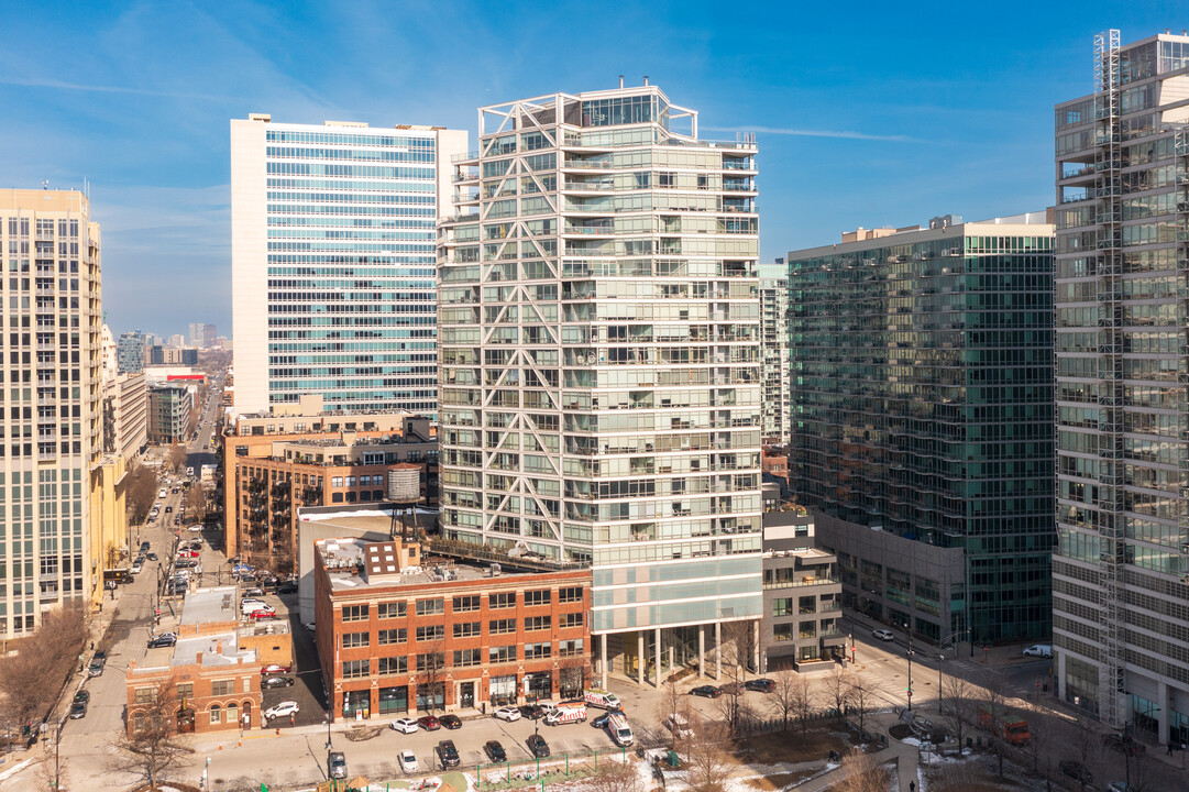 Erie on the Park in Chicago, IL - Building Photo