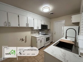 2259 Waldon St-Unit -Unit B in Redding, CA - Foto de edificio - Building Photo