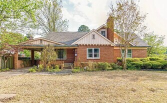 1205 W Oak Ave in Jonesboro, AR - Building Photo