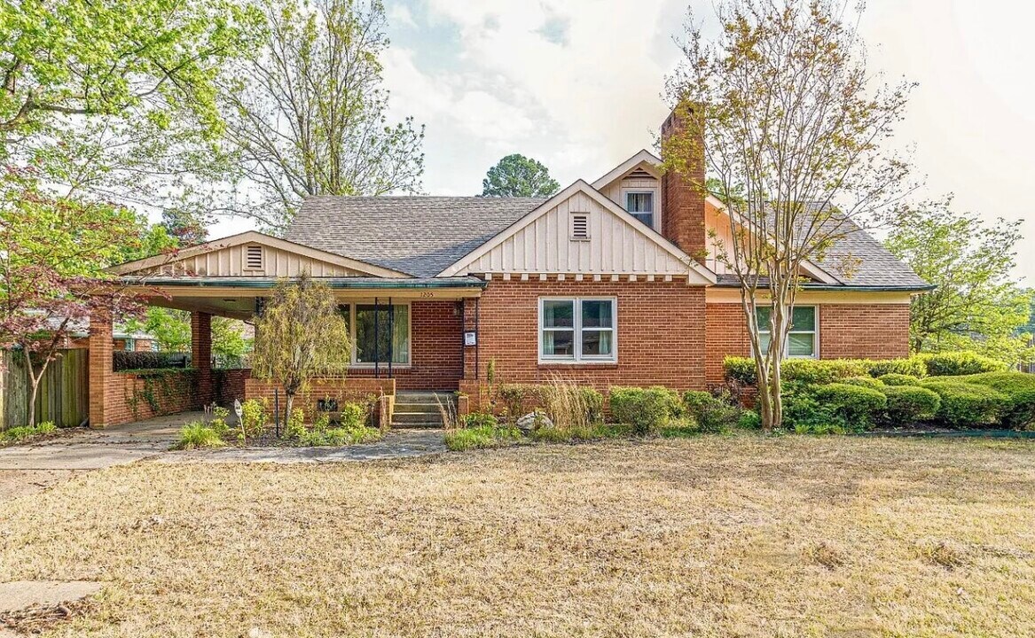 1205 W Oak Ave in Jonesboro, AR - Building Photo