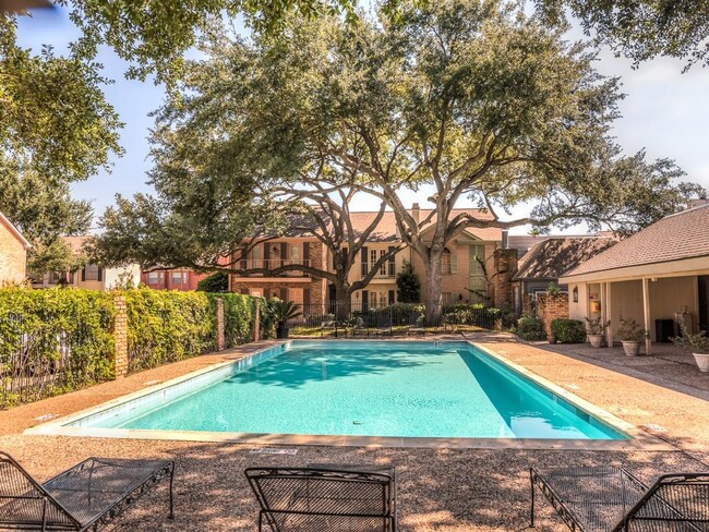 2323 Augusta Dr in Houston, TX - Building Photo - Building Photo