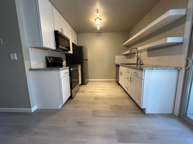 1160 Tollhouse Rd in Clovis, CA - Building Photo - Building Photo