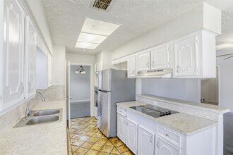 7003 Oak Bough Dr in Houston, TX - Building Photo - Building Photo