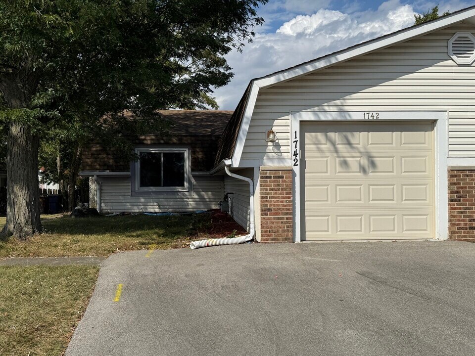 1742 Amherst Cir in Glendale Heights, IL - Foto de edificio