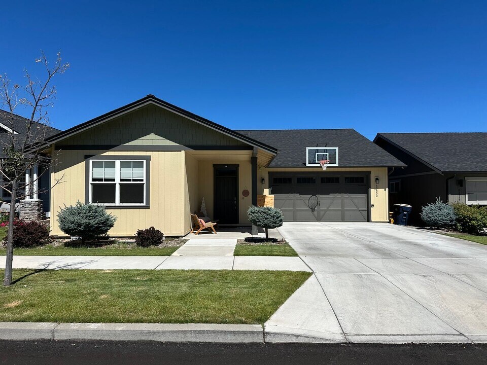 63853 Hunters Cir in Bend, OR - Building Photo