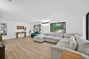 511 S Riverhills Dr in Tampa, FL - Building Photo