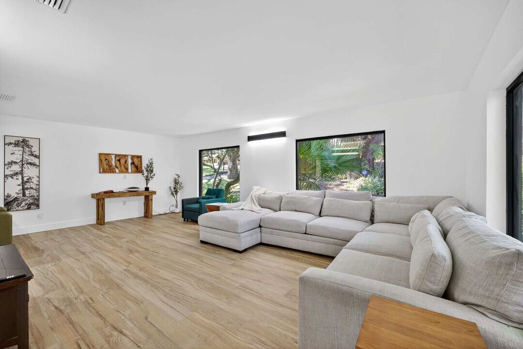 511 S Riverhills Dr in Tampa, FL - Building Photo