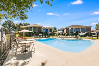 The Arbor Apartments and Townhomes in Blue Springs, MO - Building Photo - Building Photo