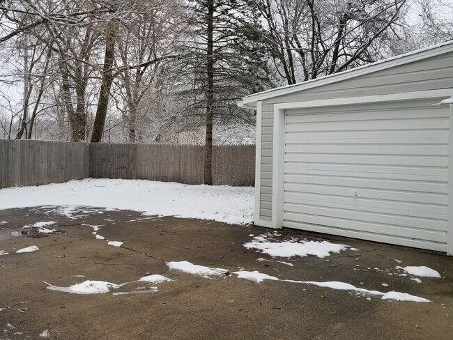 182 W Euclid Ave in Jackson, MI - Building Photo - Building Photo