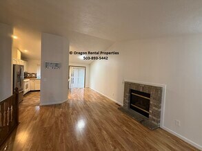 12802 SE Main St in Portland, OR - Foto de edificio - Building Photo