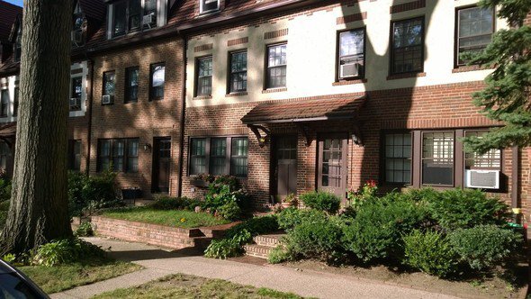 300 Burns St in Forest Hills, NY - Foto de edificio