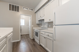Wornall Heights Townhomes in Kansas City, MO - Building Photo - Building Photo