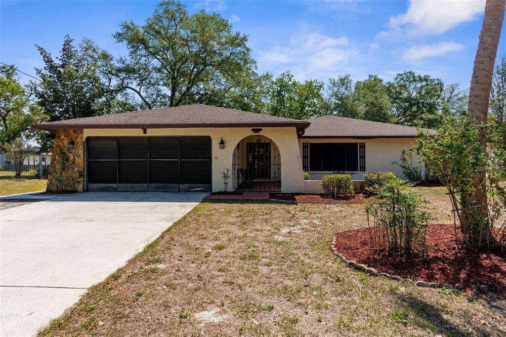 2072 Maguire Ave in Spring Hill, FL - Building Photo