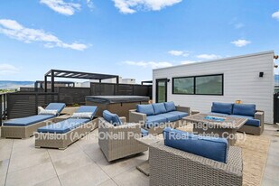 3389 Lakeshore Rd in Kelowna, BC - Building Photo