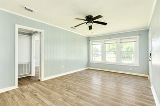 302 W 8th St in Freeport, TX - Building Photo - Building Photo