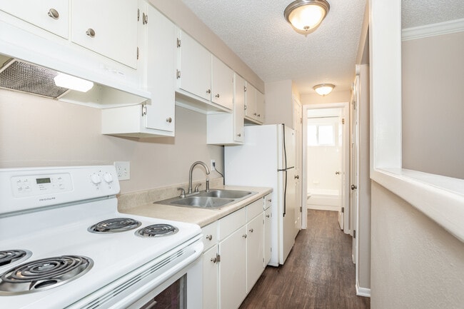 Lorinda Apartments in Englewood, CO - Foto de edificio - Interior Photo