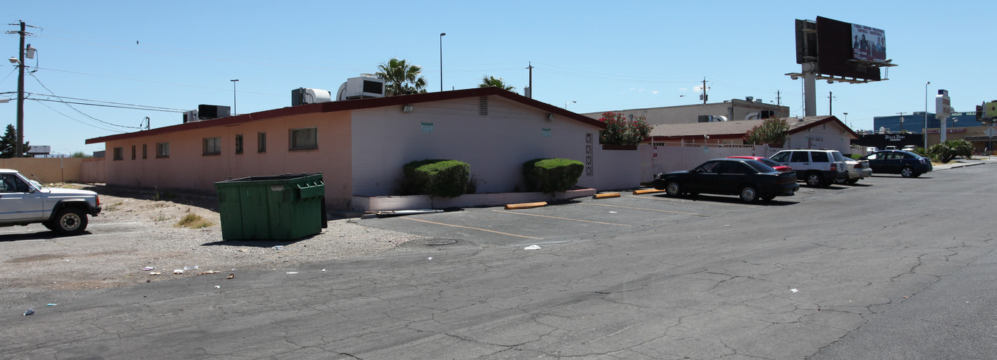 671 E Naples Dr in Las Vegas, NV - Building Photo