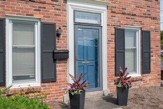 5025 Hillsboro Pike, Unit 1A in Nashville, TN - Foto de edificio - Building Photo