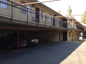 The Pines Apartments in Bakersfield, CA - Foto de edificio - Building Photo