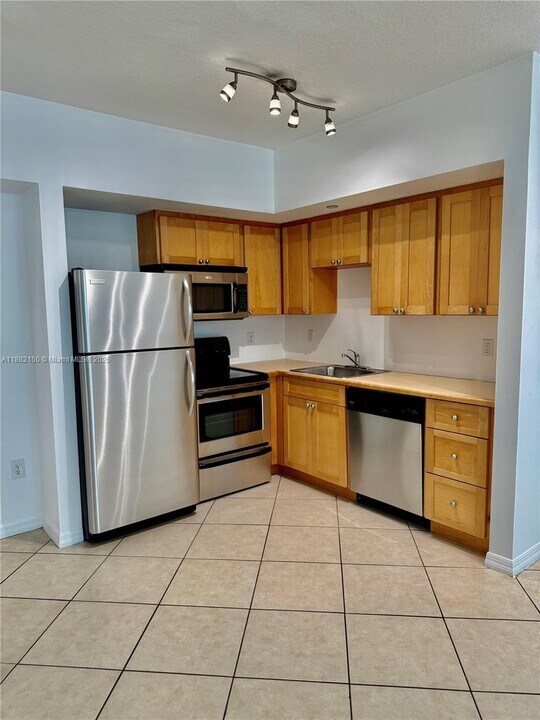 2630 SW 28th St, Unit 16 in Miami, FL - Building Photo