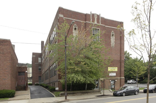 Laurentian Hall Apartments in Pittsburgh, PA - Building Photo - Building Photo
