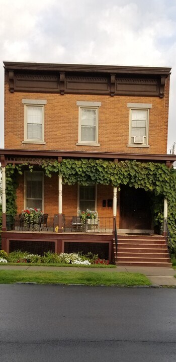 23 Clinton St in Saratoga Springs, NY - Building Photo