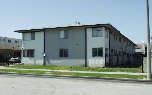 6727 10th Ave in Los Angeles, CA - Building Photo