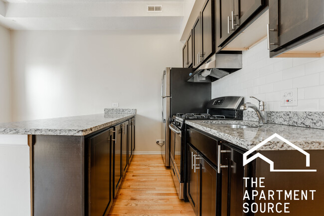 2525 N Lincoln Ave, Unit D3 in Chicago, IL - Building Photo - Building Photo