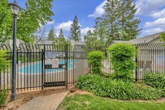 9119 Newhall Dr in Sacramento, CA - Building Photo - Building Photo