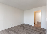 Marathon Apartments in Los Angeles, CA - Building Photo - Interior Photo