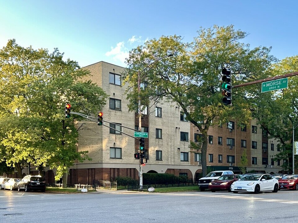 6954 N Sheridan Rd in Chicago, IL - Foto de edificio