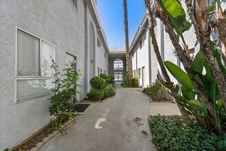 9660 Sepulveda Blvd in North Hills, CA - Foto de edificio - Building Photo